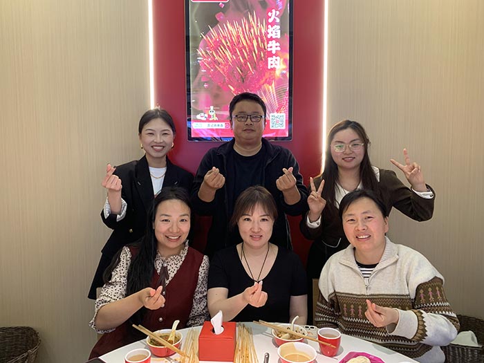 豐盛佳肴聚一堂，團(tuán)建聚餐喜氣洋洋。讓我們齊聚力量，砥礪前行！
