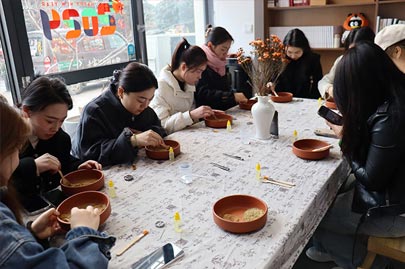 河南賽諾威全體女同事“甜蜜女神節(jié)，藝術(shù)DIY”活動(dòng)慶祝3月8日女神節(jié)快樂(lè)！