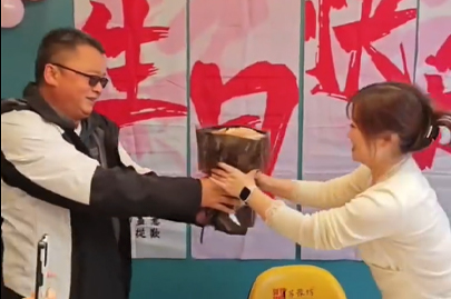 河南賽諾威生活的一面，同事生日其樂(lè)融融，員工一家親！我們不僅懂聚丙烯酰胺，我們更懂生活！